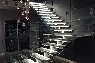 На фото: большая лестница в стиле модернизм