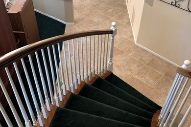Imagen de escalera en U tradicional de tamaño medio con escalones enmoquetados, contrahuellas enmoquetadas y barandilla de varios materiales