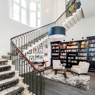 Foto de escalera en U, bohemia, extra grande, con barandilla de varios materiales
