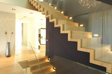 Foto de escalera recta minimalista grande con escalones de madera y contrahuellas de madera