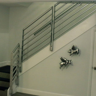 Diseño de escalera recta, minimalista, pequeña, con escalones de metal y contrahuellas de metal