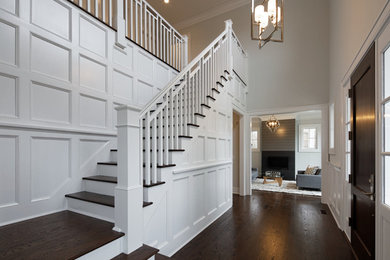 Idée de décoration pour un escalier droit tradition avec des marches en bois.