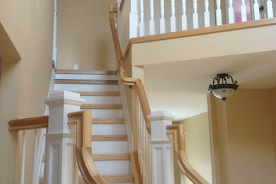 Cette photo montre un escalier peint chic en L de taille moyenne avec des marches en bois et éclairage.