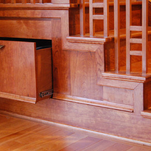Modelo de escalera en U, clásica, pequeña, con escalones de madera y contrahuellas de madera
