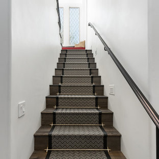 Ispirazione per un'ampia scala a rampa dritta shabby-chic style con pedata in moquette, alzata in legno e parapetto in metallo