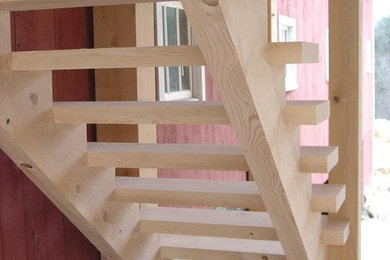 Imagen de escalera recta de tamaño medio con escalones de madera y contrahuellas de madera
