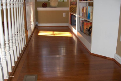 Ejemplo de escalera en L de tamaño medio con escalones de madera y contrahuellas de madera