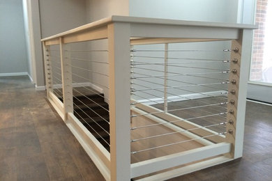 Imagen de escalera recta industrial de tamaño medio con escalones de madera, contrahuellas de madera y barandilla de varios materiales