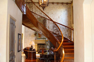 Cette photo montre un grand escalier hélicoïdal avec des marches en bois et des contremarches en bois.