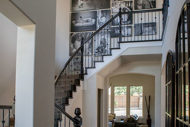 ダラスにあるトランジショナルスタイルのおしゃれな階段の写真
