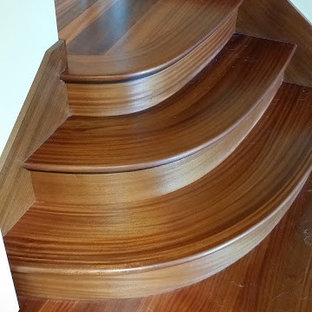 Imagen de escalera recta, contemporánea, pequeña, con escalones de madera y contrahuellas de madera