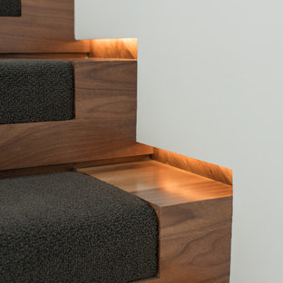 Inspiration för stora moderna flytande trappor i trä, med sättsteg i trä