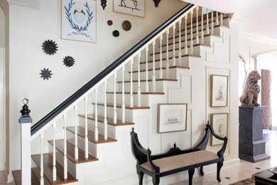 На фото: прямая лестница в классическом стиле с деревянными ступенями, деревянными перилами и крашенными деревянными подступенками