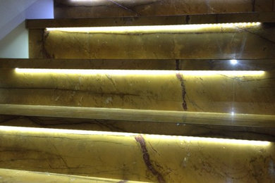 シドニーにある中くらいなモダンスタイルのおしゃれな階段の写真