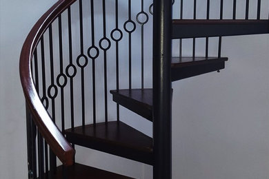 Aménagement d'un petit escalier sans contremarche hélicoïdal contemporain avec des marches en bois.