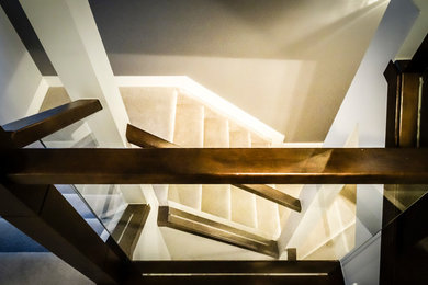 Diseño de escalera minimalista de tamaño medio