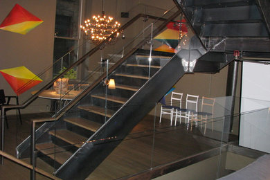Große Moderne Treppe in U-Form mit Metall-Setzstufen in New York