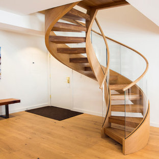Idées déco pour un escalier sans contremarche courbe scandinave de taille moyenne avec des marches en bois.