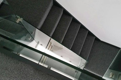 ハートフォードシャーにあるモダンスタイルのおしゃれな階段の写真
