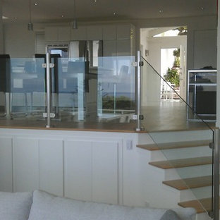 Gerade, Mittelgroße Moderne Holztreppe mit Glas-Setzstufen in Orange County