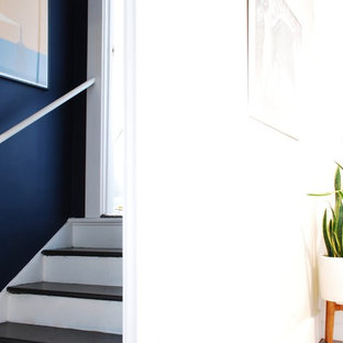 Foto de escalera recta, vintage, pequeña, con escalones de madera, contrahuellas de madera pintada y barandilla de madera