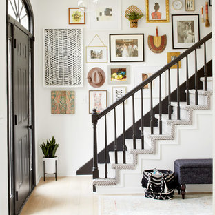 Foto de escalera recta, ecléctica, con escalones de madera y contrahuellas de madera