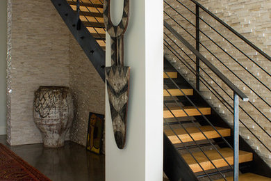 Imagen de escalera recta tropical sin contrahuella con escalones de madera y barandilla de cable