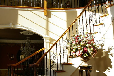 Diseño de escalera curva clásica pequeña con escalones de madera y contrahuellas enmoquetadas