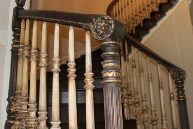 Ejemplo de escalera curva tradicional con escalones de madera y contrahuellas de madera