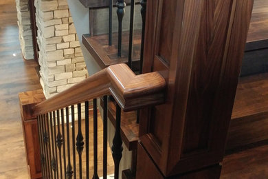 Diseño de escalera en U de tamaño medio con escalones de madera, contrahuellas de madera y barandilla de madera