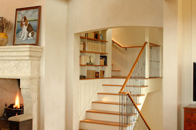 На фото: большая угловая лестница в стиле неоклассика (современная классика) с деревянными ступенями и крашенными деревянными подступенками с