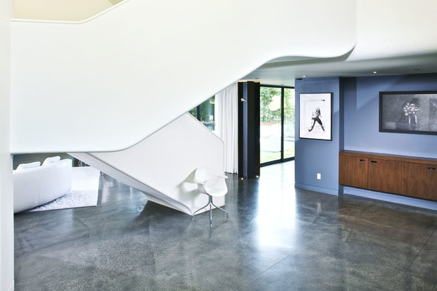 Modern Staircase by NEW THEME Inc.