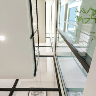 Idee per una grande scala a "U" contemporanea con pedata in pietra calcarea, alzata in pietra calcarea e parapetto in materiali misti