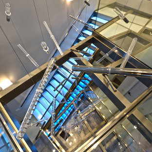 Cette image montre un grand escalier sans contremarche design avec des marches en verre.