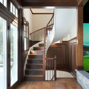 Ejemplo de escalera tradicional renovada con escalones de madera y contrahuellas de madera