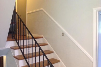 Imagen de escalera en L de tamaño medio con escalones de madera y contrahuellas de madera pintada