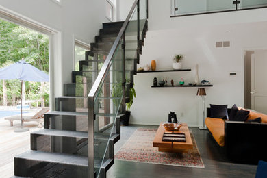Diseño de escalera recta contemporánea de tamaño medio con escalones de metal y contrahuellas de metal