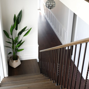 Diseño de escalera recta, rústica, con escalones de madera, contrahuellas de madera y barandilla de varios materiales