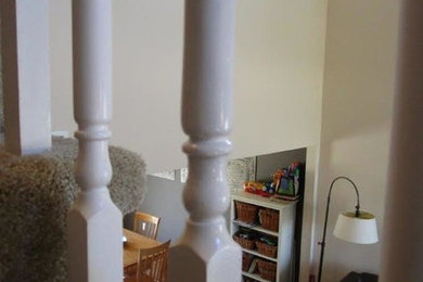 Ejemplo de escalera recta de tamaño medio con escalones enmoquetados y contrahuellas de madera pintada