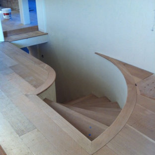 Mittelgroße Klassische Wendeltreppe mit Teppich-Treppenstufen und Teppich-Setzstufen in San Francisco