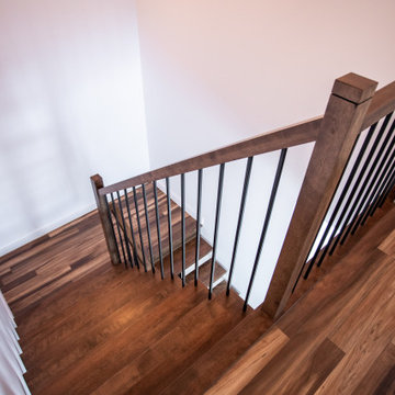 Hardwood metal stringer staircase / Escalier de bois franc avec limon central en