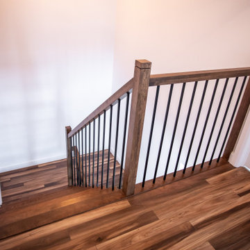 Hardwood metal stringer staircase / Escalier de bois franc avec limon central en