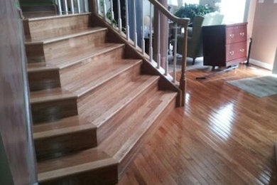 Imagen de escalera recta pequeña con escalones de madera y contrahuellas de madera
