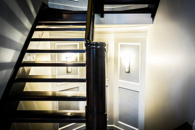 Imagen de escalera en U actual de tamaño medio sin contrahuella con escalones de madera