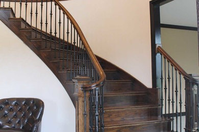 Cette photo montre un escalier courbe chic de taille moyenne avec des marches en bois et des contremarches en bois.
