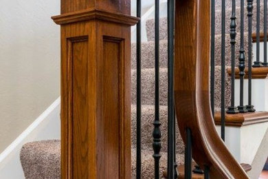 Foto de escalera en L de tamaño medio con escalones enmoquetados y barandilla de madera
