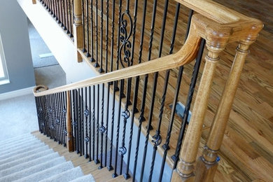 セントルイスにあるトラディショナルスタイルのおしゃれな階段の写真