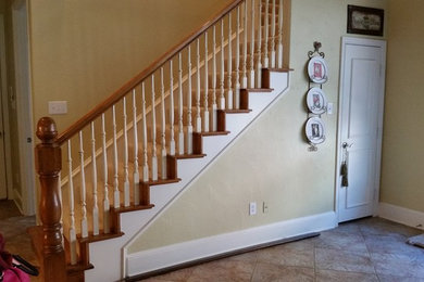 ダラスにある高級な中くらいなラスティックスタイルのおしゃれなかね折れ階段 (フローリングの蹴込み板) の写真