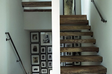 Diseño de escalera en U rural de tamaño medio sin contrahuella con escalones de madera