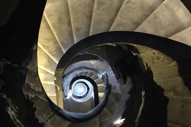 ロンドンにあるラグジュアリーな広いコンテンポラリースタイルのおしゃれならせん階段の写真